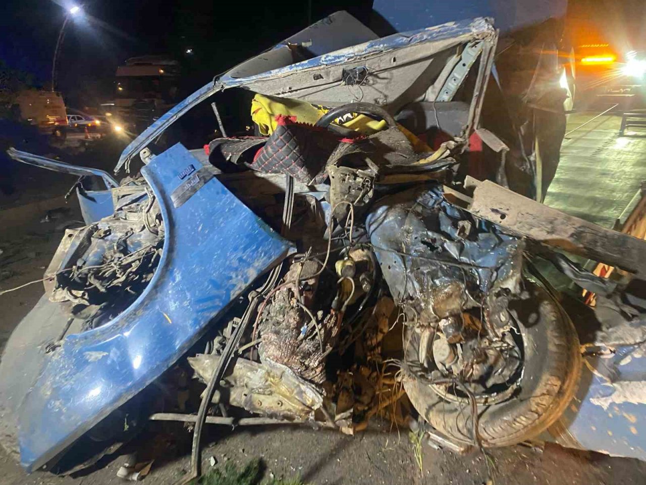 Karşı şeride geçen otomobil ortalığı savaş alanına çevirdi: 4 yaralı