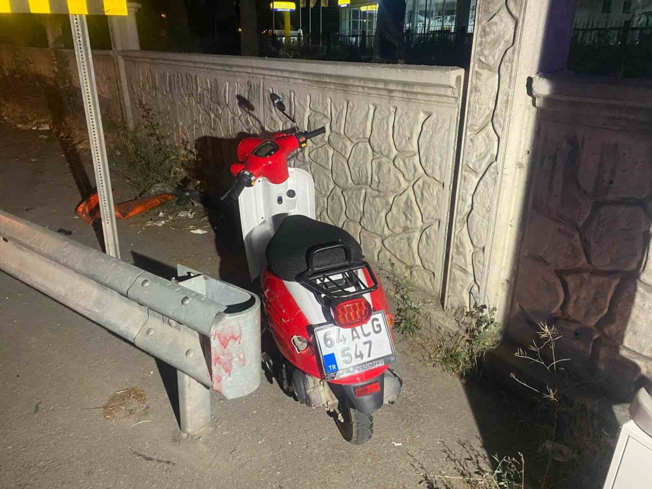 Karşı şeride geçen otomobil ortalığı savaş alanına çevirdi: 4 yaralı