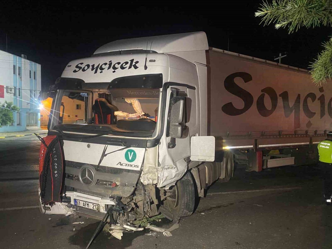 Karşı şeride geçen otomobil ortalığı savaş alanına çevirdi: 4 yaralı