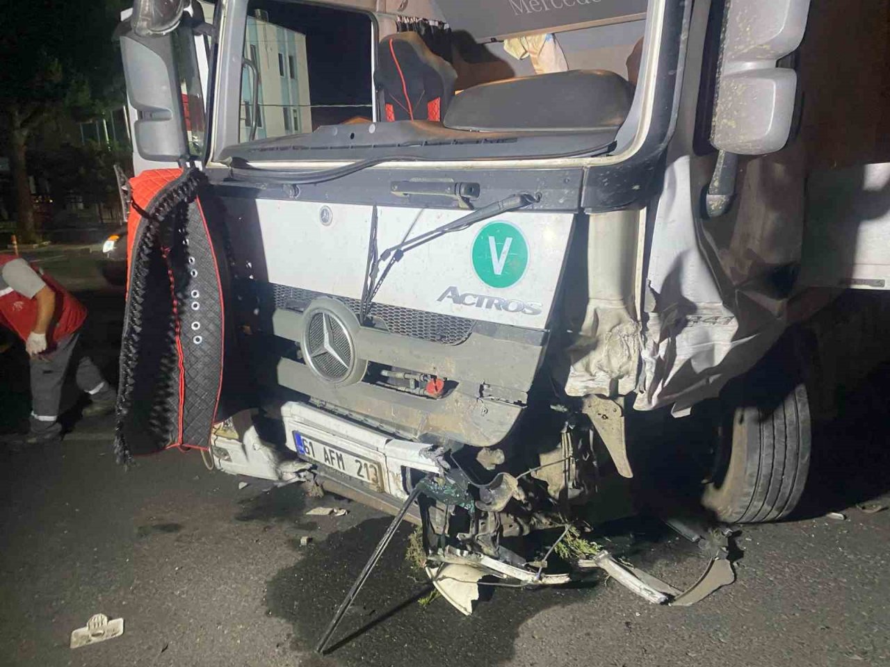 Karşı şeride geçen otomobil ortalığı savaş alanına çevirdi: 4 yaralı