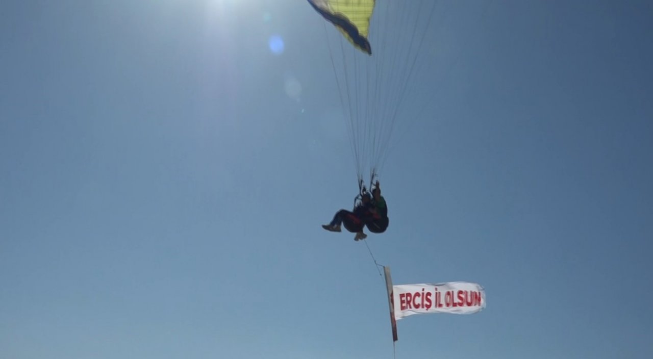 Baba ve oğul yamaç paraşütüyle ‘Erciş il olsun’ pankartı açtı