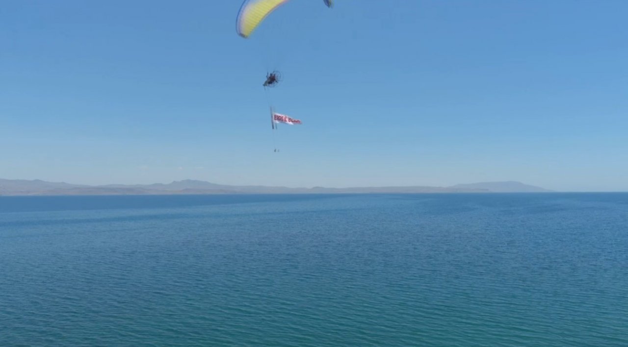 Baba ve oğul yamaç paraşütüyle ‘Erciş il olsun’ pankartı açtı