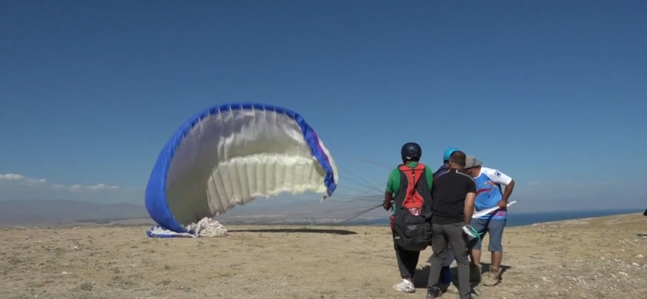 Baba ve oğul yamaç paraşütüyle ‘Erciş il olsun’ pankartı açtı