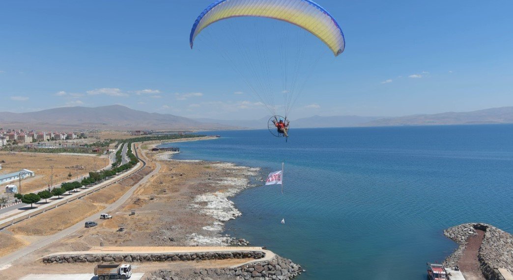 Baba ve oğul yamaç paraşütüyle ‘Erciş il olsun’ pankartı açtı