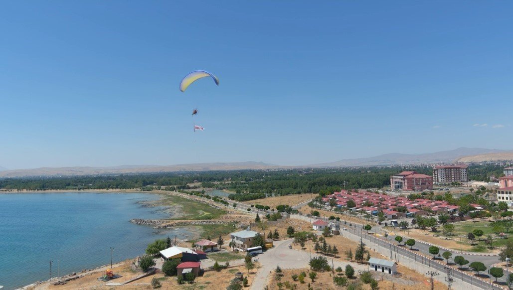 Baba ve oğul yamaç paraşütüyle ‘Erciş il olsun’ pankartı açtı