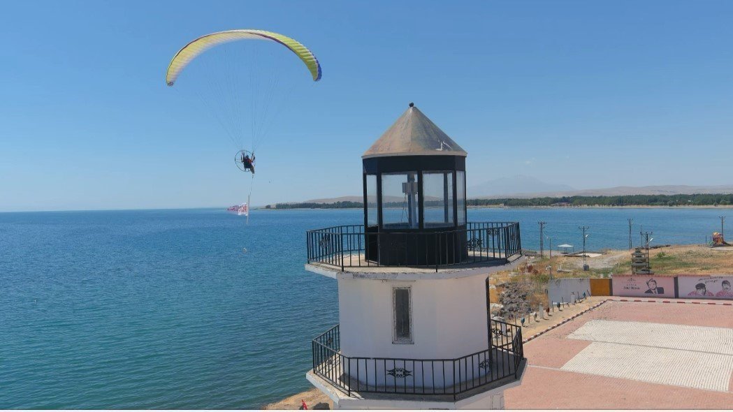 Baba ve oğul yamaç paraşütüyle ‘Erciş il olsun’ pankartı açtı