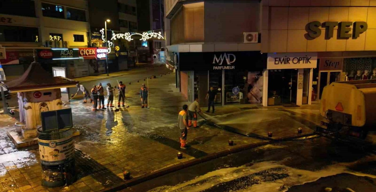 Melikgazi’den gece boyu temizlik mesaisi