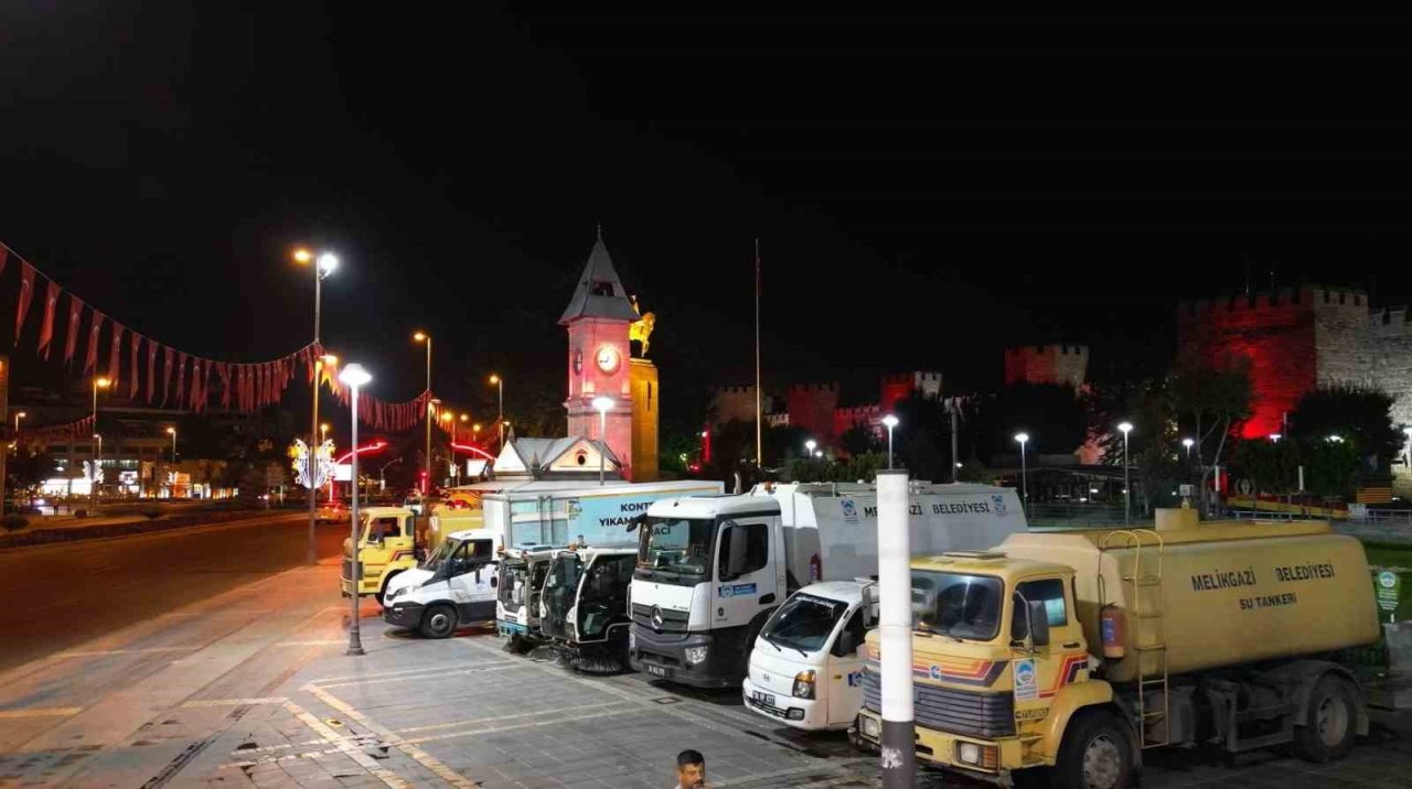 Melikgazi’den gece boyu temizlik mesaisi