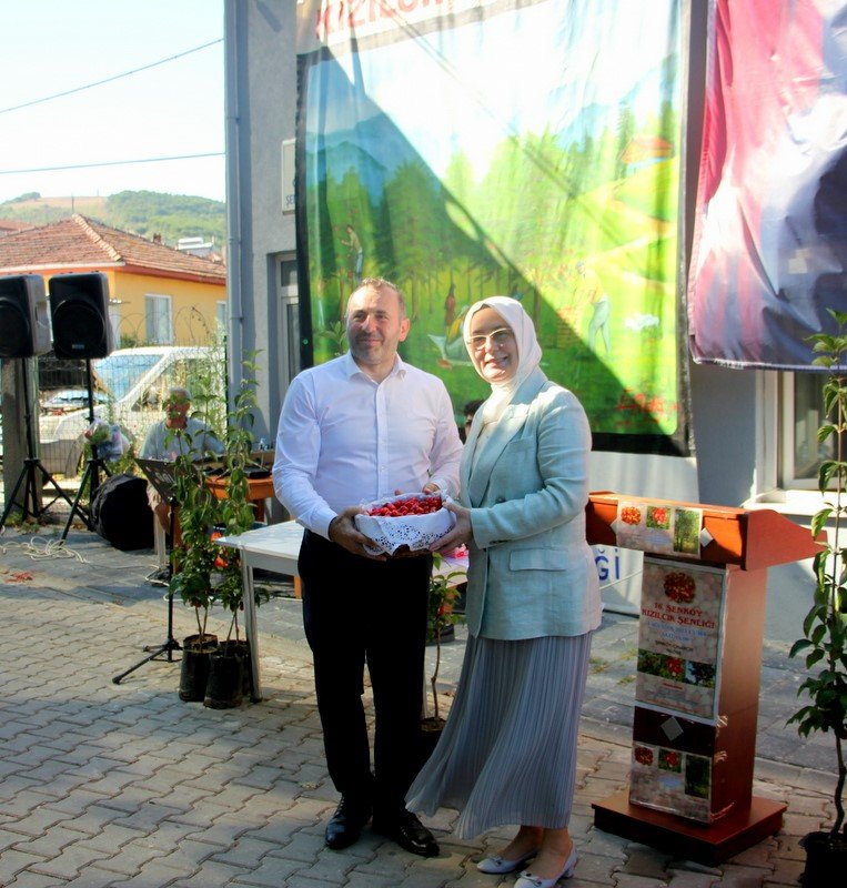 16. Şenköy Kızılcık Şenliği renkli görüntülere sahne oldu