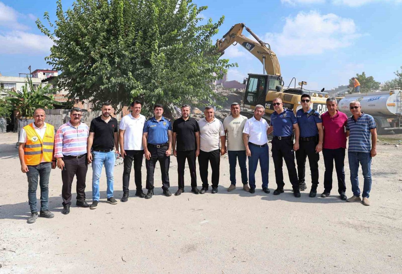 Başkan Kocaispir, operatör koltuğuna oturup bina yıktı