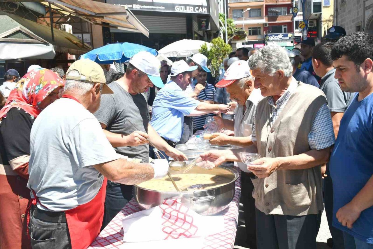Alaplı Belediyesi’nden Aşure ikramı