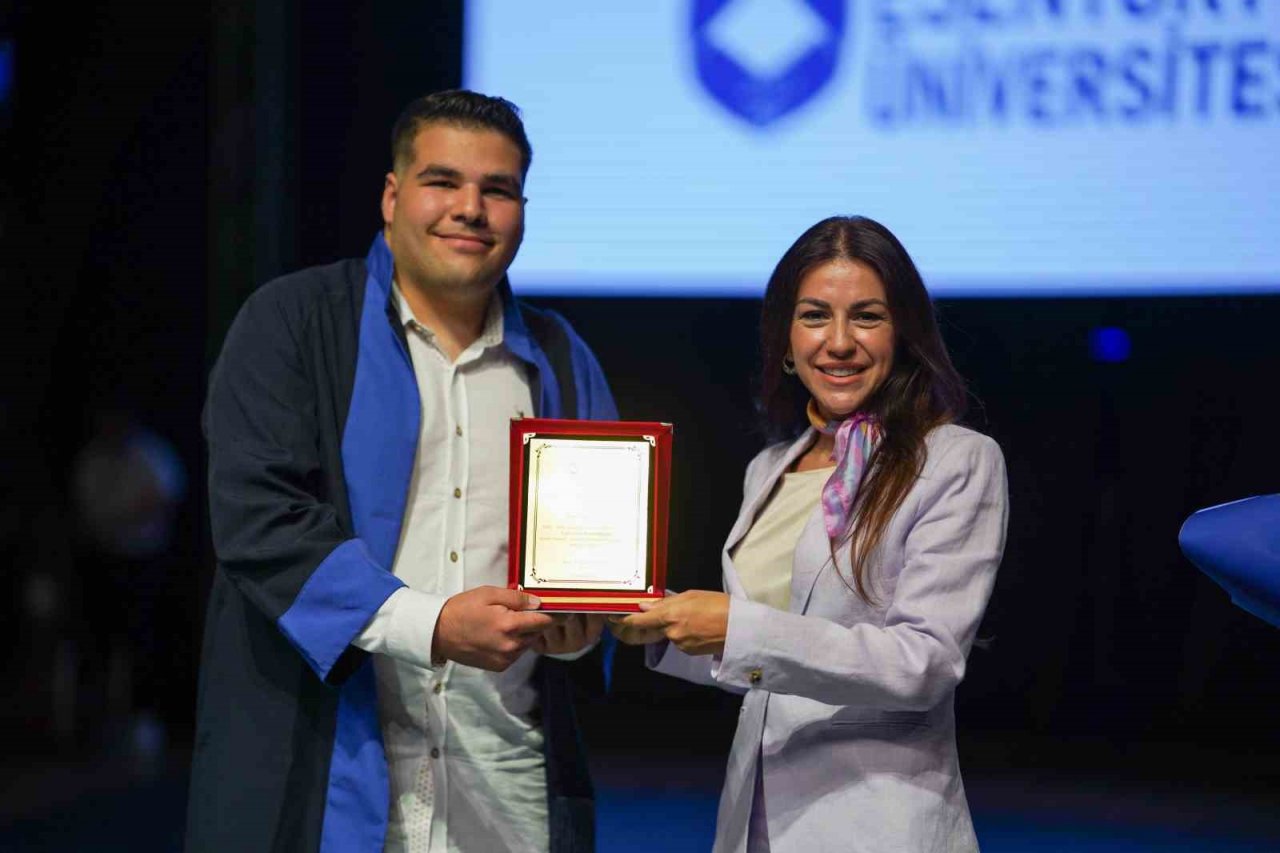 İstanbul Esenyurt Üniversitesi 2022-2023 Eğitim-Öğretim Yılı Mezuniyet Töreni gerçekleşti