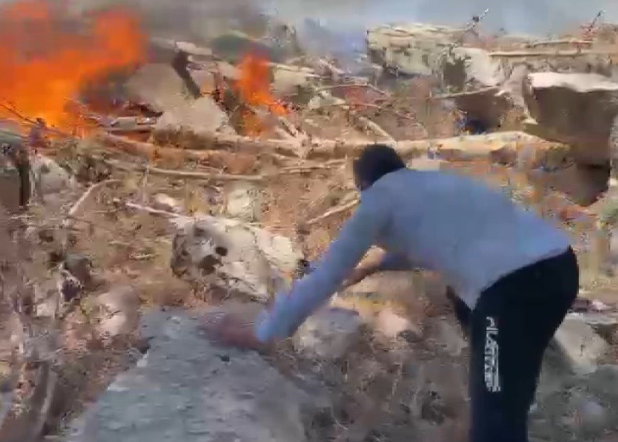 Adıyaman’daki yangın söndürme çalışmalarına vatandaşlar da destek veriyor