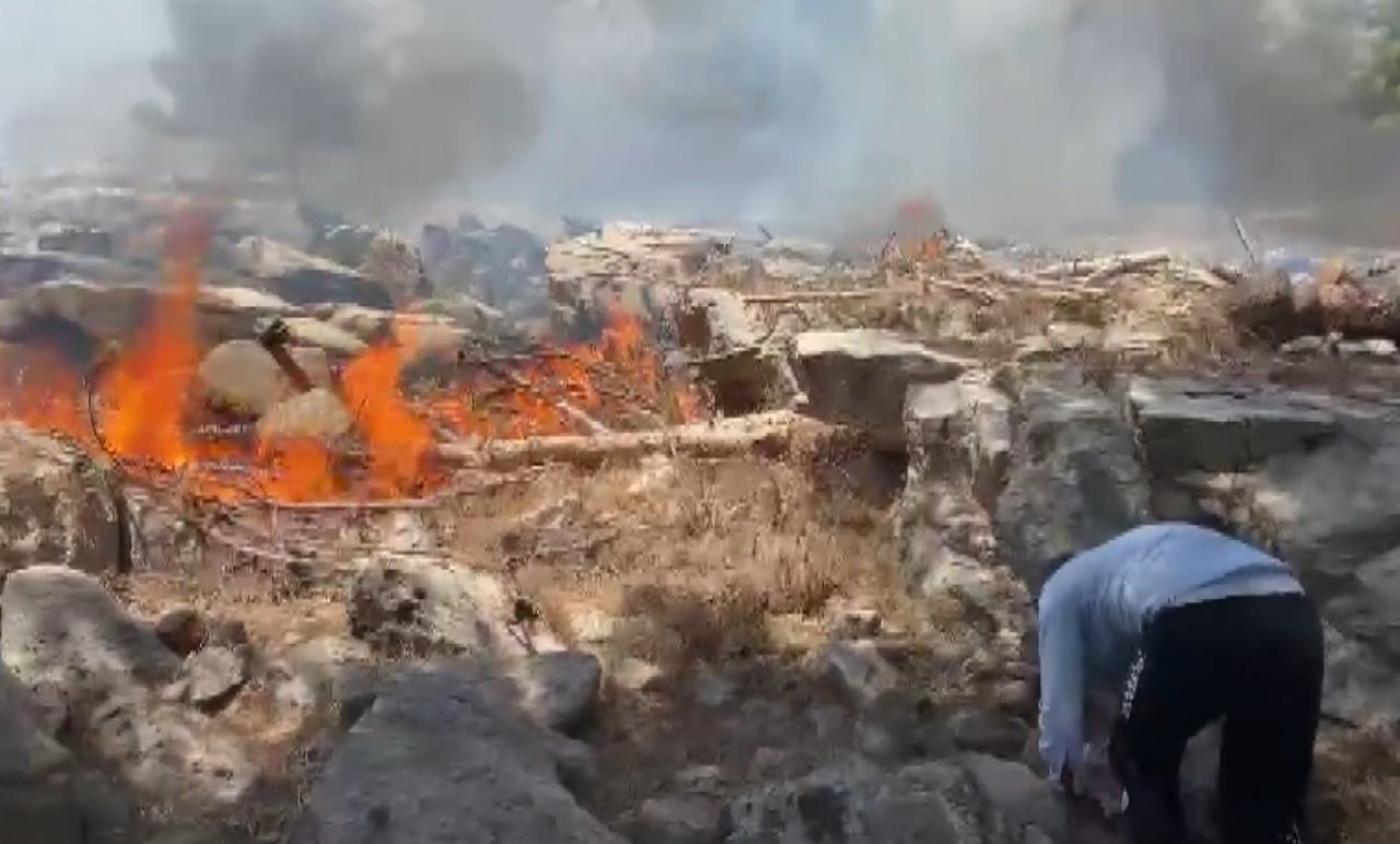 Adıyaman’daki yangın söndürme çalışmalarına vatandaşlar da destek veriyor