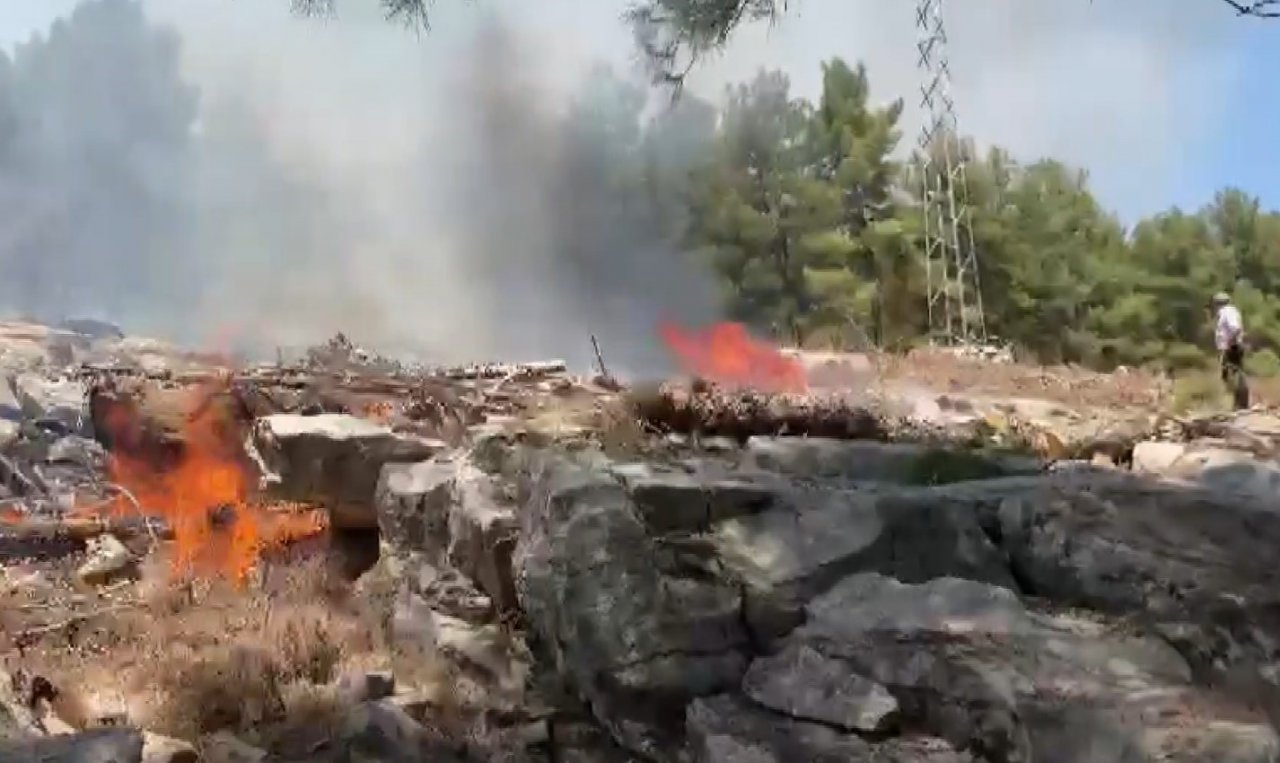 Adıyaman’daki yangın söndürme çalışmalarına vatandaşlar da destek veriyor