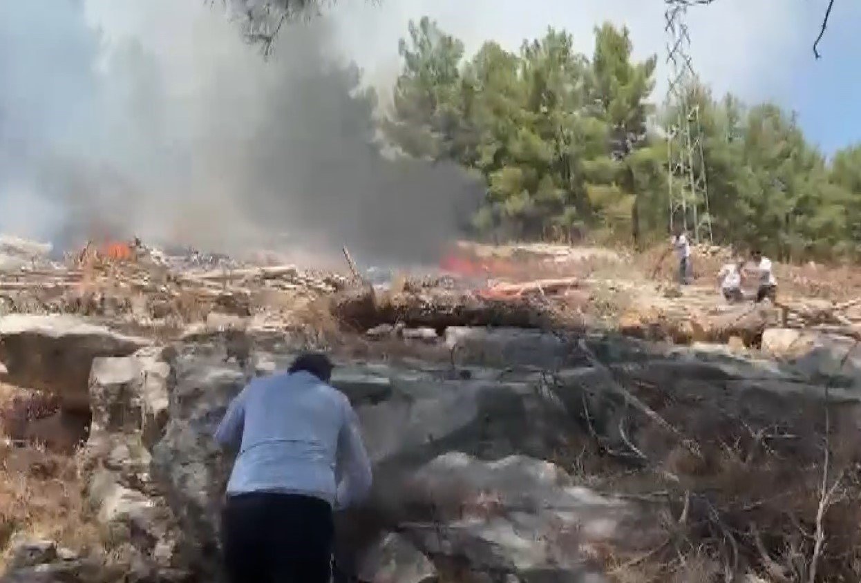 Adıyaman’daki yangın söndürme çalışmalarına vatandaşlar da destek veriyor