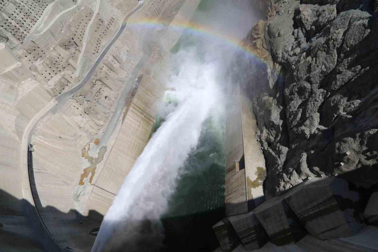 Yusufeli Baraj kapakları açıldı, gökkuşağı ortaya çıktı