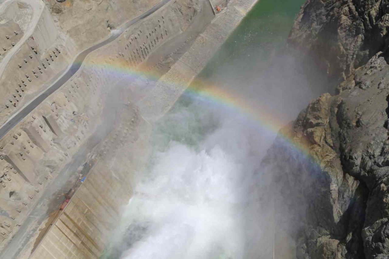 Yusufeli Baraj kapakları açıldı, gökkuşağı ortaya çıktı