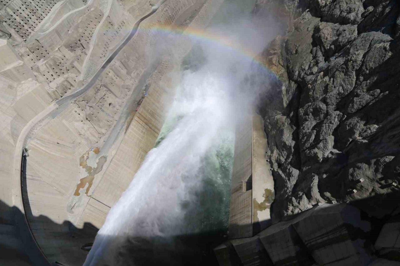 Yusufeli Baraj kapakları açıldı, gökkuşağı ortaya çıktı