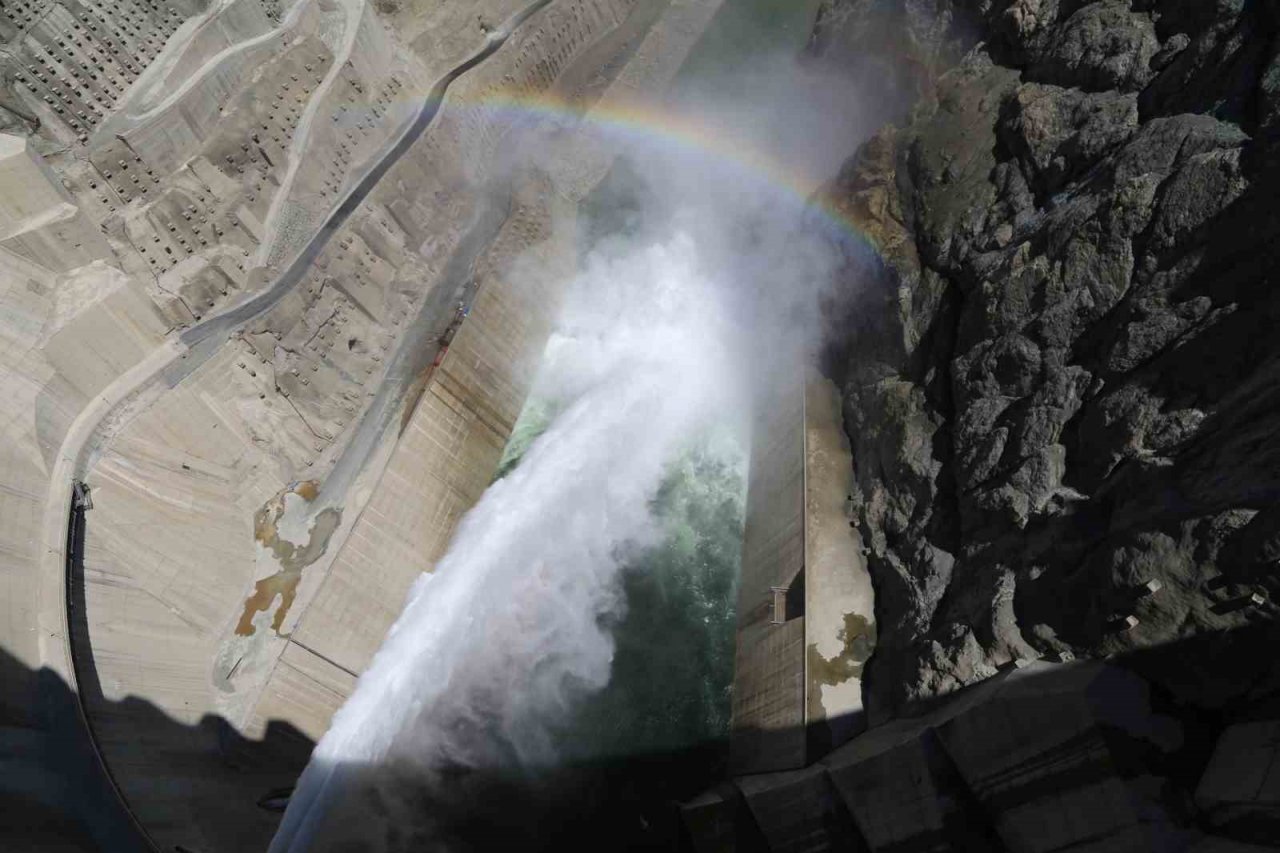 Yusufeli Baraj kapakları açıldı, gökkuşağı ortaya çıktı