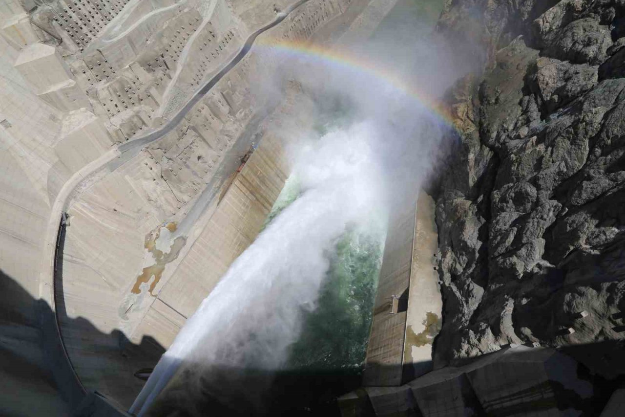 Yusufeli Baraj kapakları açıldı, gökkuşağı ortaya çıktı