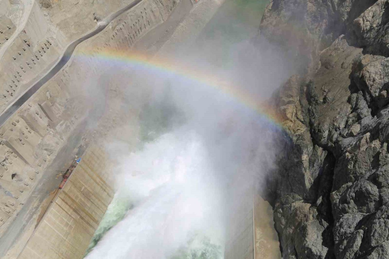 Yusufeli Baraj kapakları açıldı, gökkuşağı ortaya çıktı
