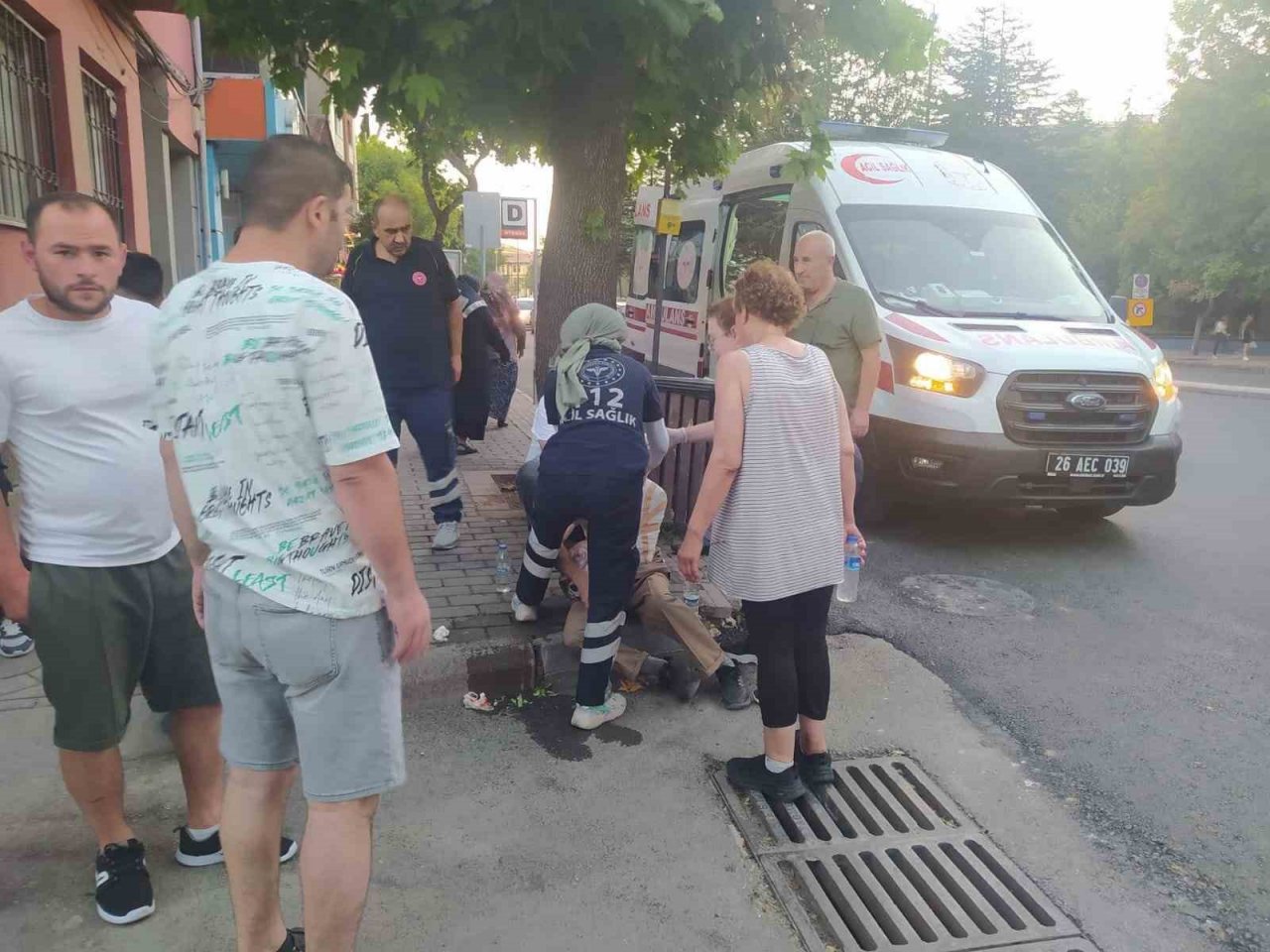 Karşıdan karşıya geçmek isteyen engelli vatandaşa araba çarptı