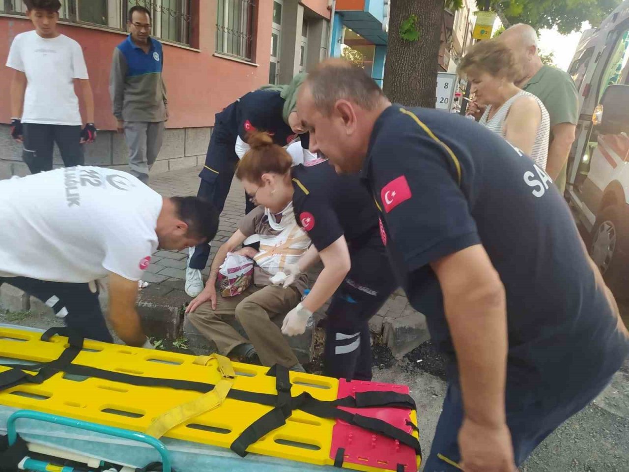 Karşıdan karşıya geçmek isteyen engelli vatandaşa araba çarptı