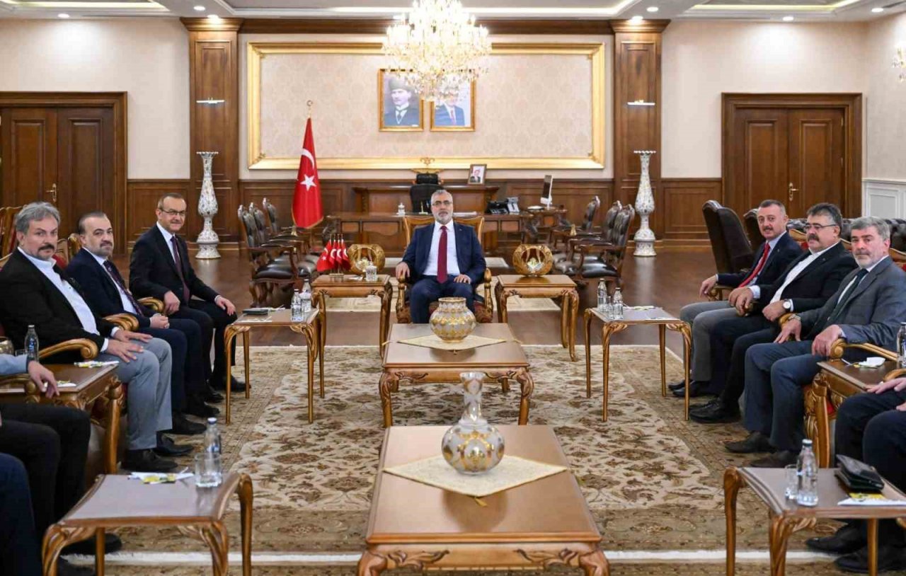 Bakan Işıkhan: “Dünyanın en iyi 100 limanın bir tanesi Kocaeli’nin”