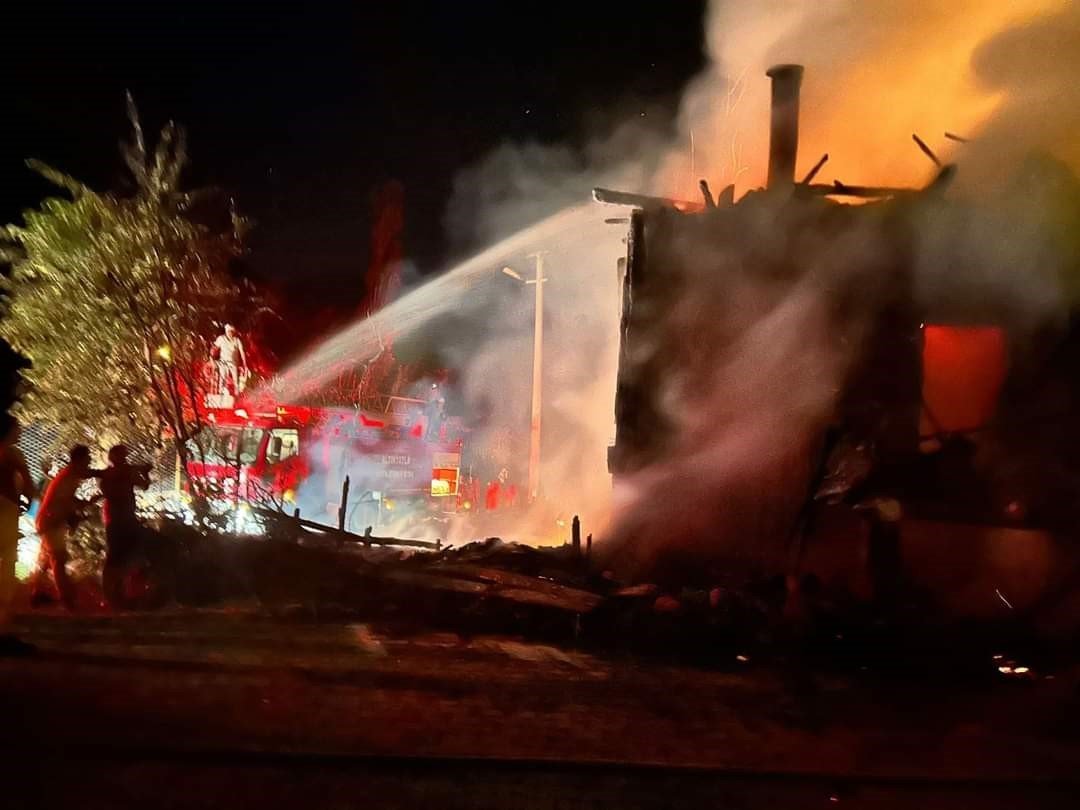 Burdur’da metruk binada çıkan yangın geceyi aydınlattı