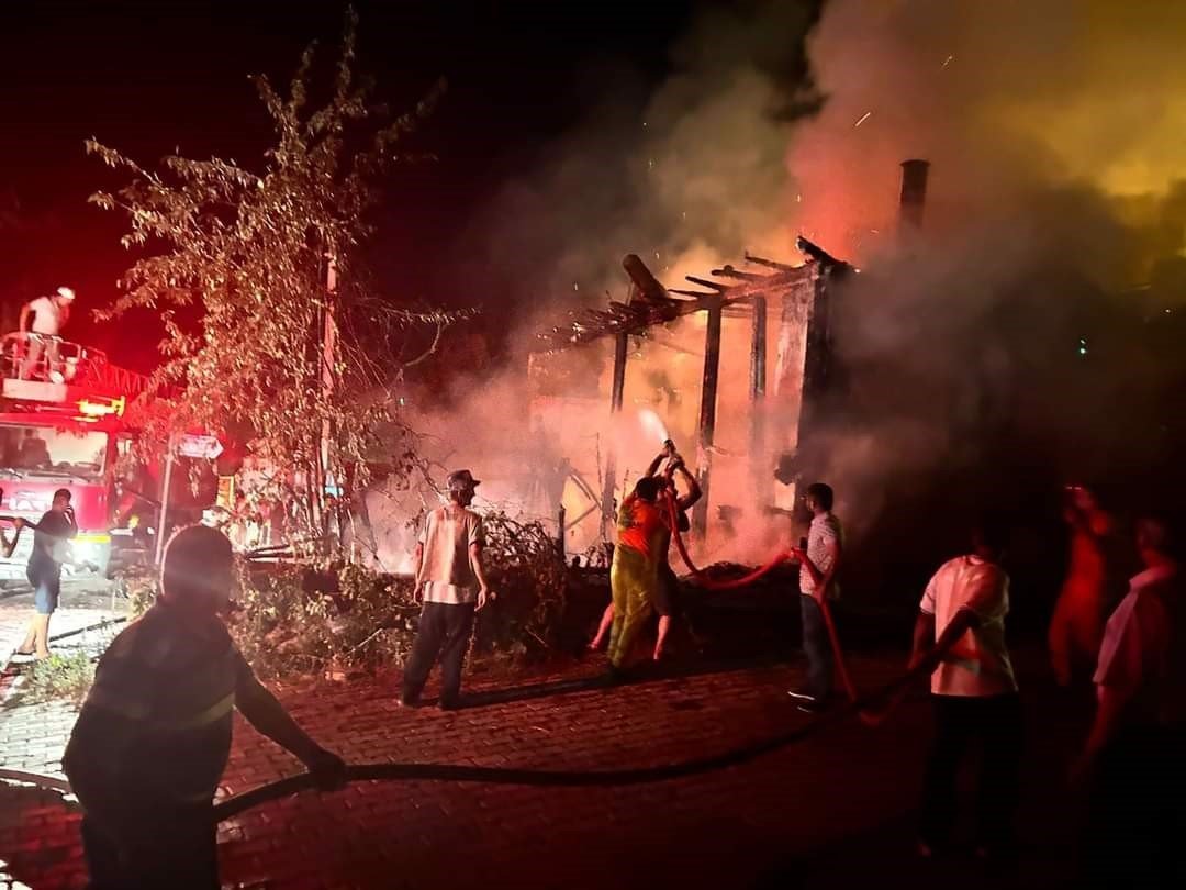 Burdur’da metruk binada çıkan yangın geceyi aydınlattı