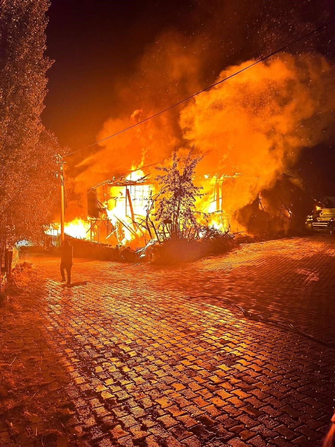 Burdur’da metruk binada çıkan yangın geceyi aydınlattı