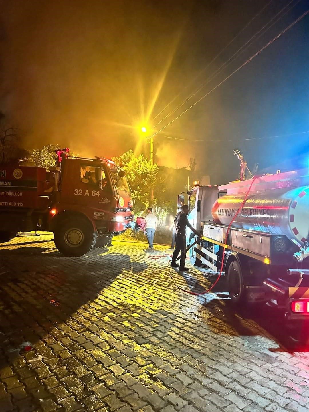 Burdur’da metruk binada çıkan yangın geceyi aydınlattı