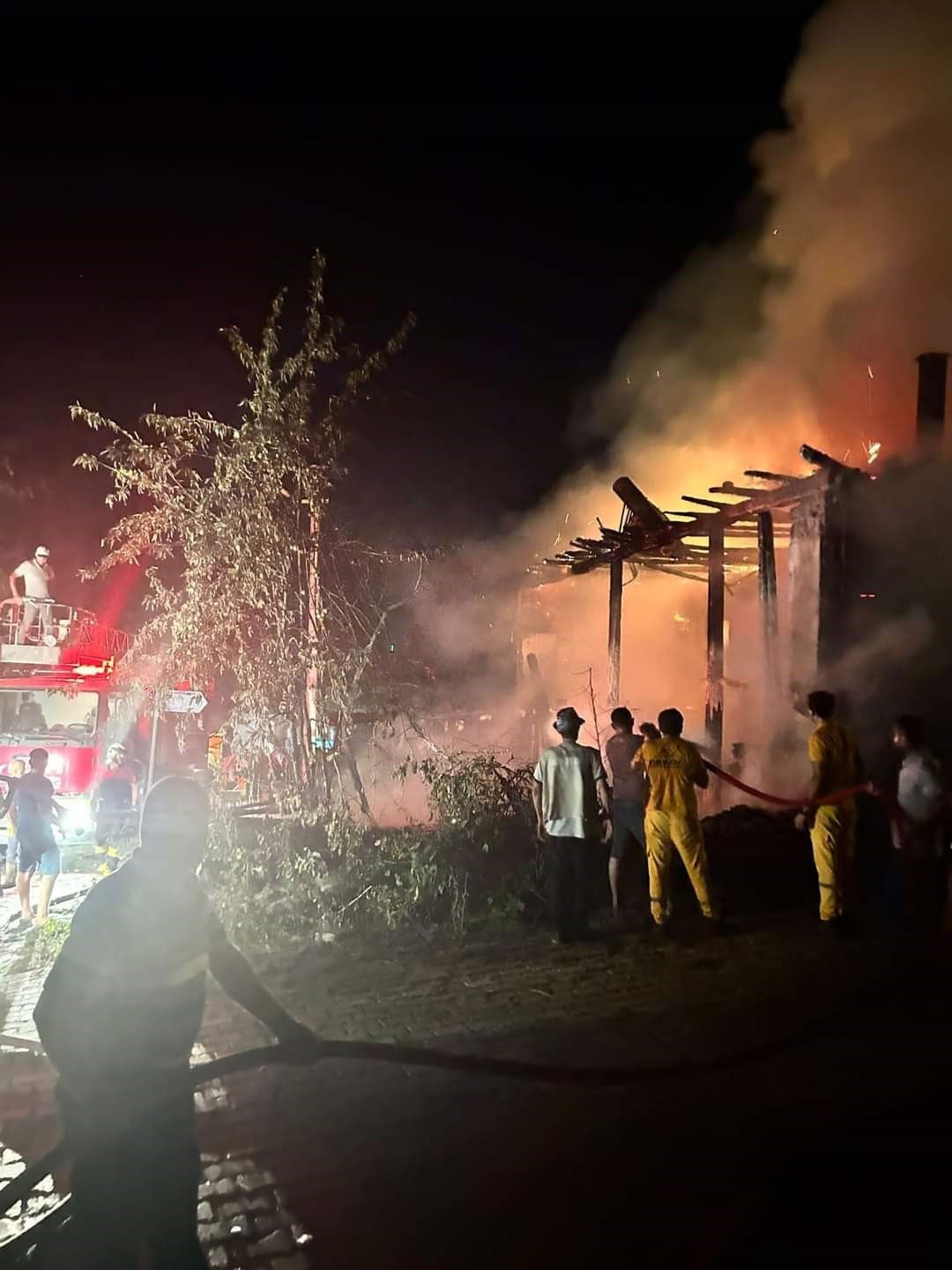 Burdur’da metruk binada çıkan yangın geceyi aydınlattı