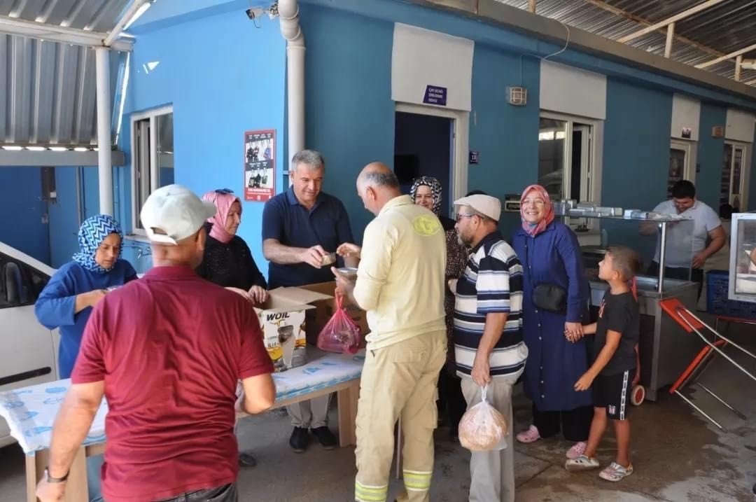 Başkan Elbi, Muharrem ayı için vatandaşlara aşure dağıttı