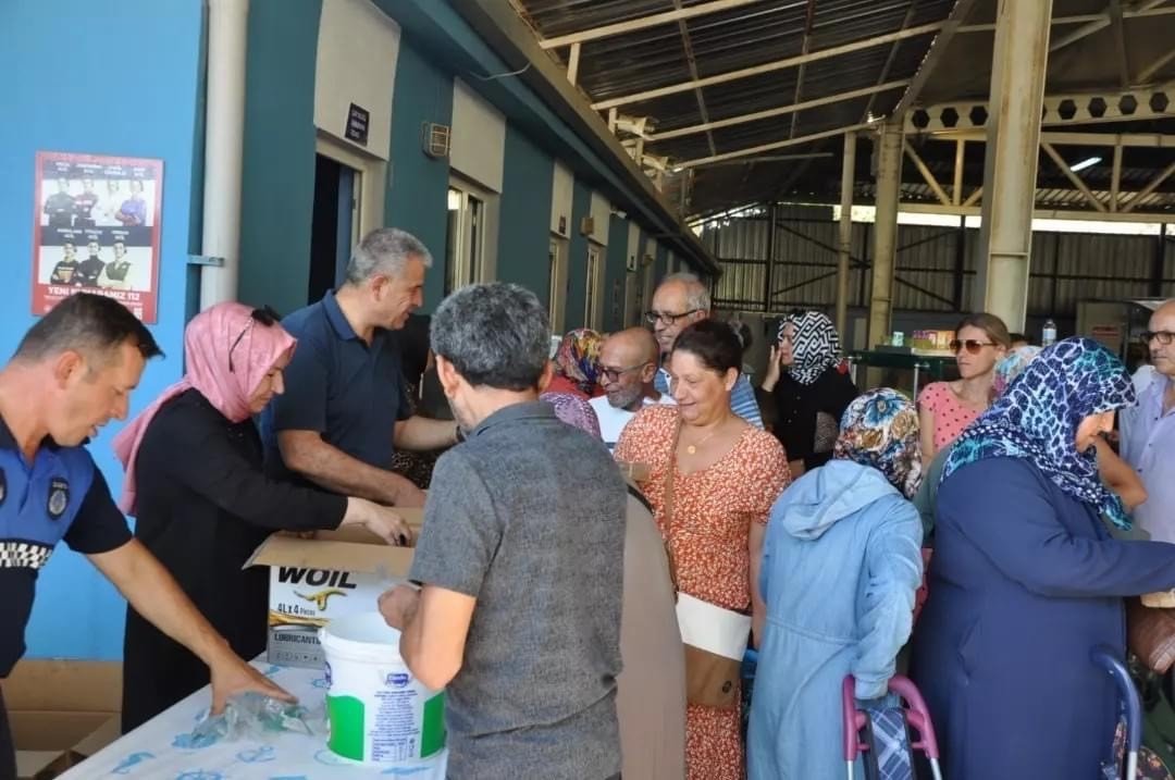 Başkan Elbi, Muharrem ayı için vatandaşlara aşure dağıttı