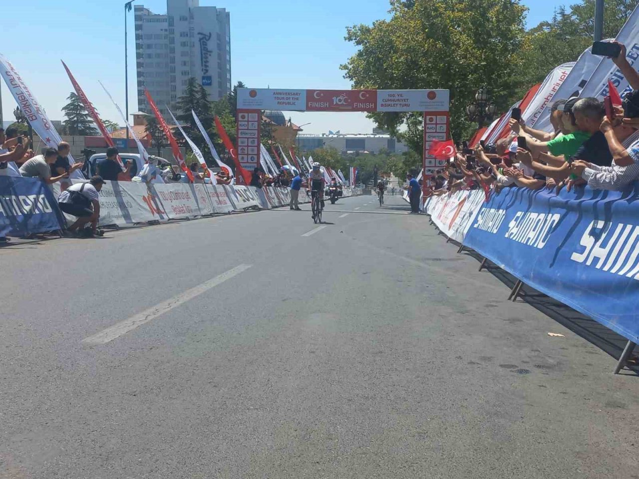 100. Yıl Cumhuriyet Bisiklet Turu 1. TBMM’nin önünde son buldu