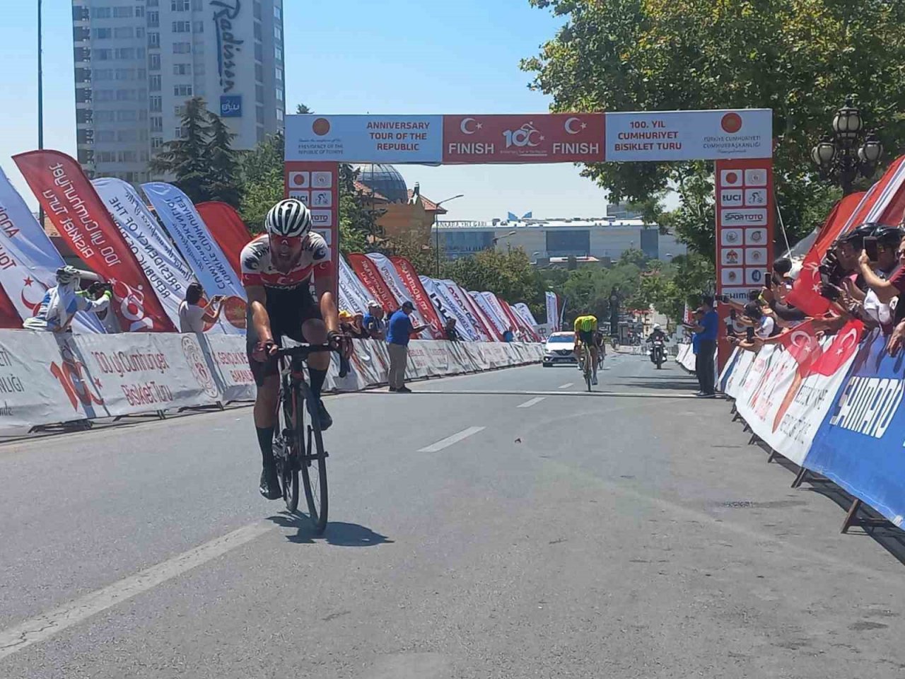 100. Yıl Cumhuriyet Bisiklet Turu 1. TBMM’nin önünde son buldu