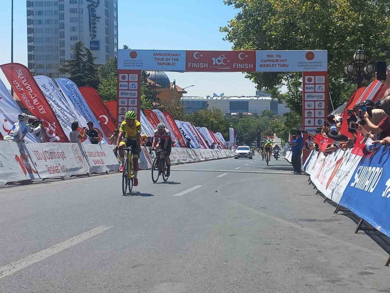 100. Yıl Cumhuriyet Bisiklet Turu 1. TBMM’nin önünde son buldu