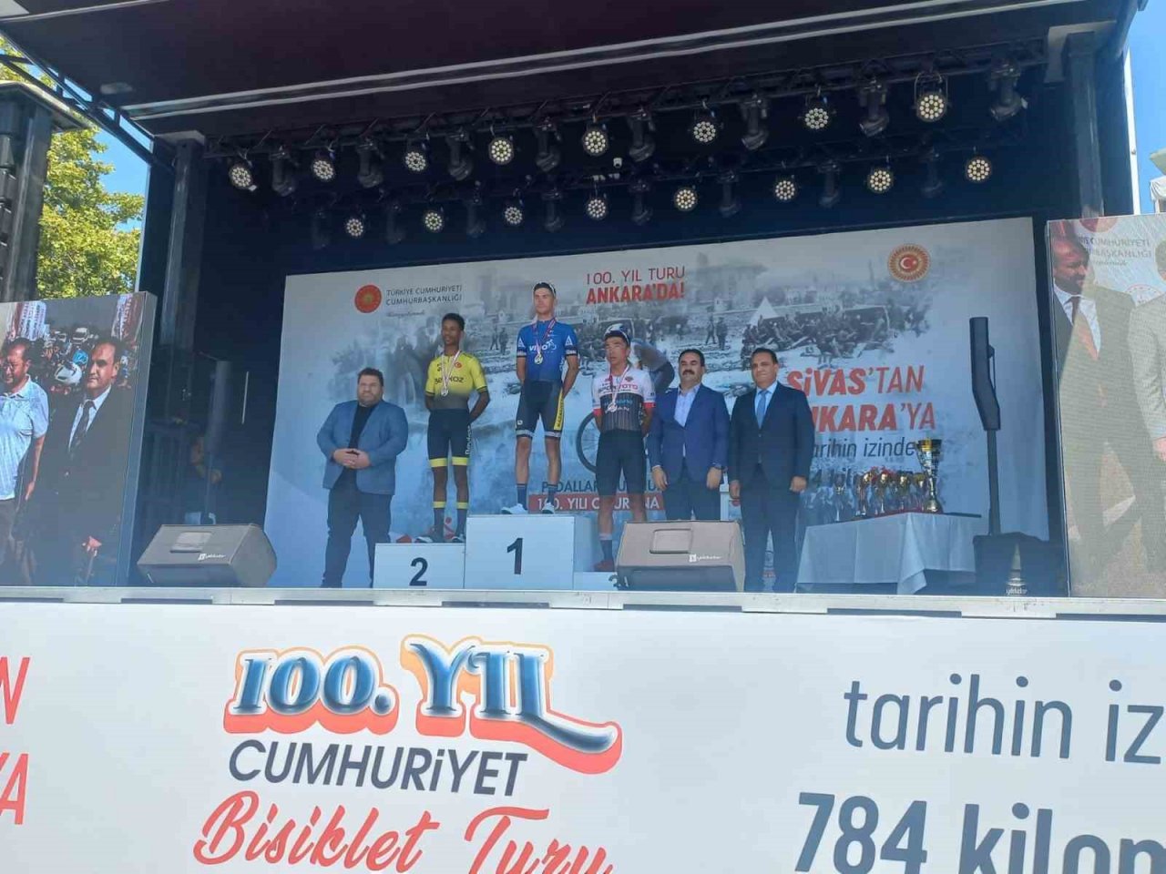100. Yıl Cumhuriyet Bisiklet Turu 1. TBMM’nin önünde son buldu