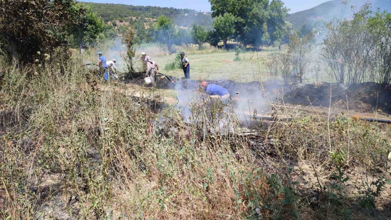 Örtü yangının büyümesini köylüler önledi