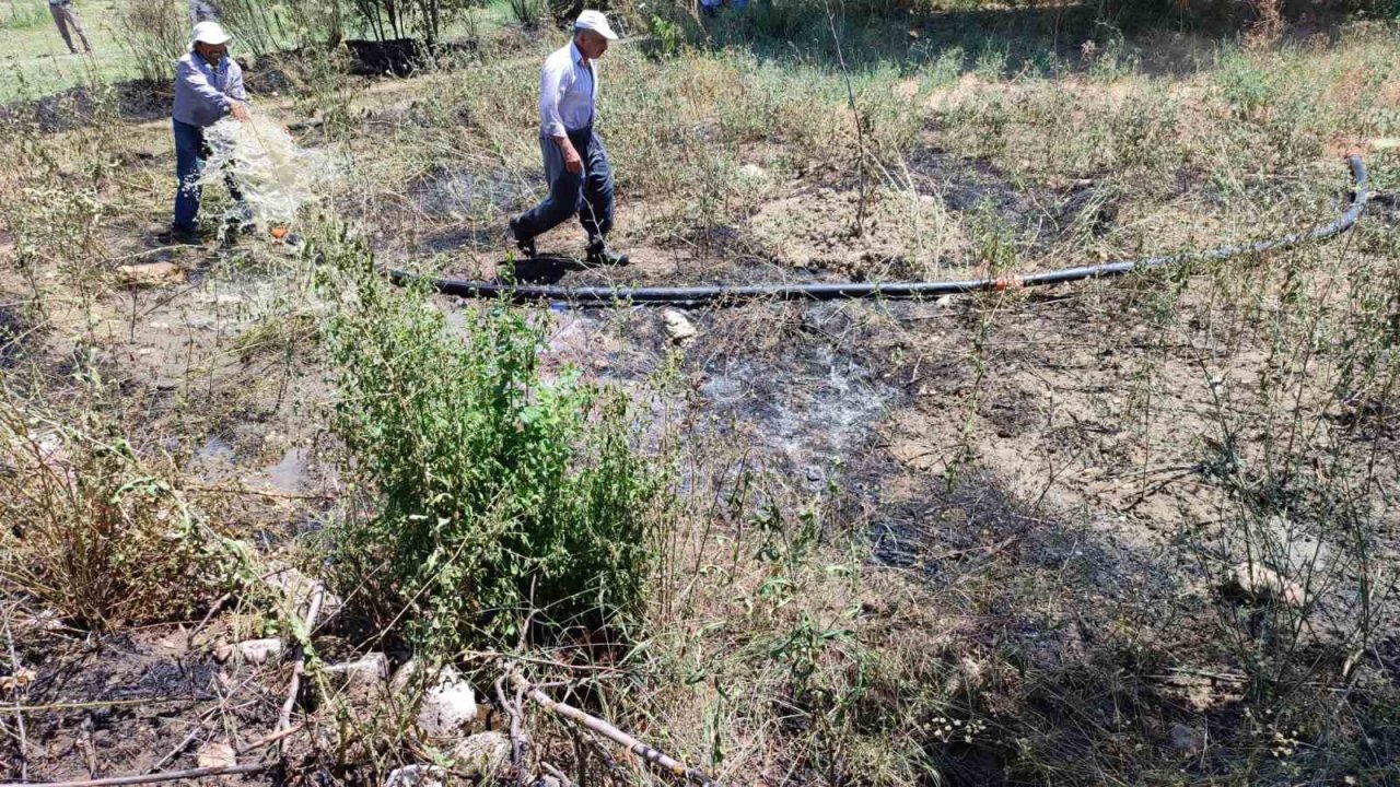 Örtü yangının büyümesini köylüler önledi