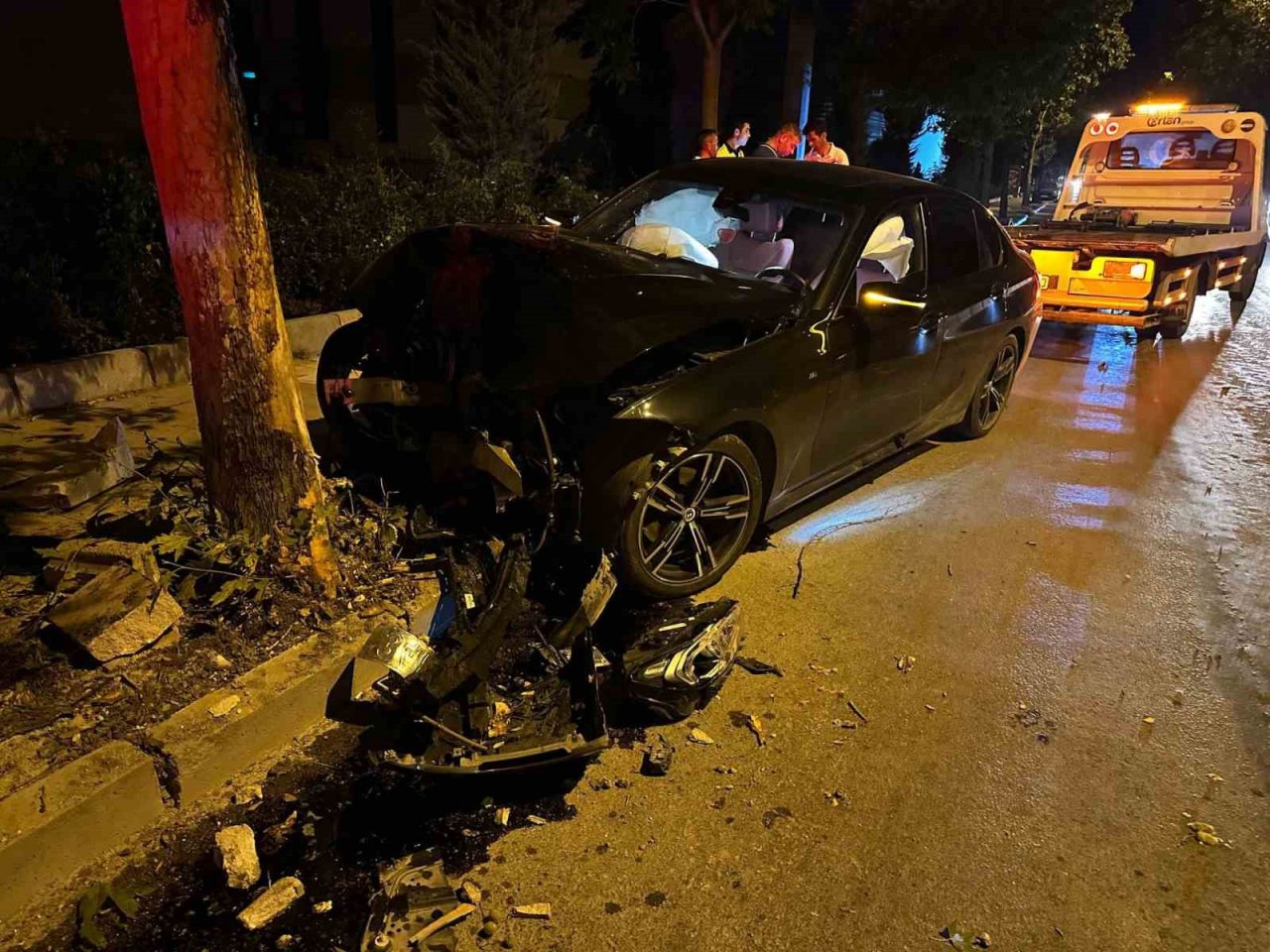 Elazığ’da otomobil ağaca çarptı: 1 yaralı