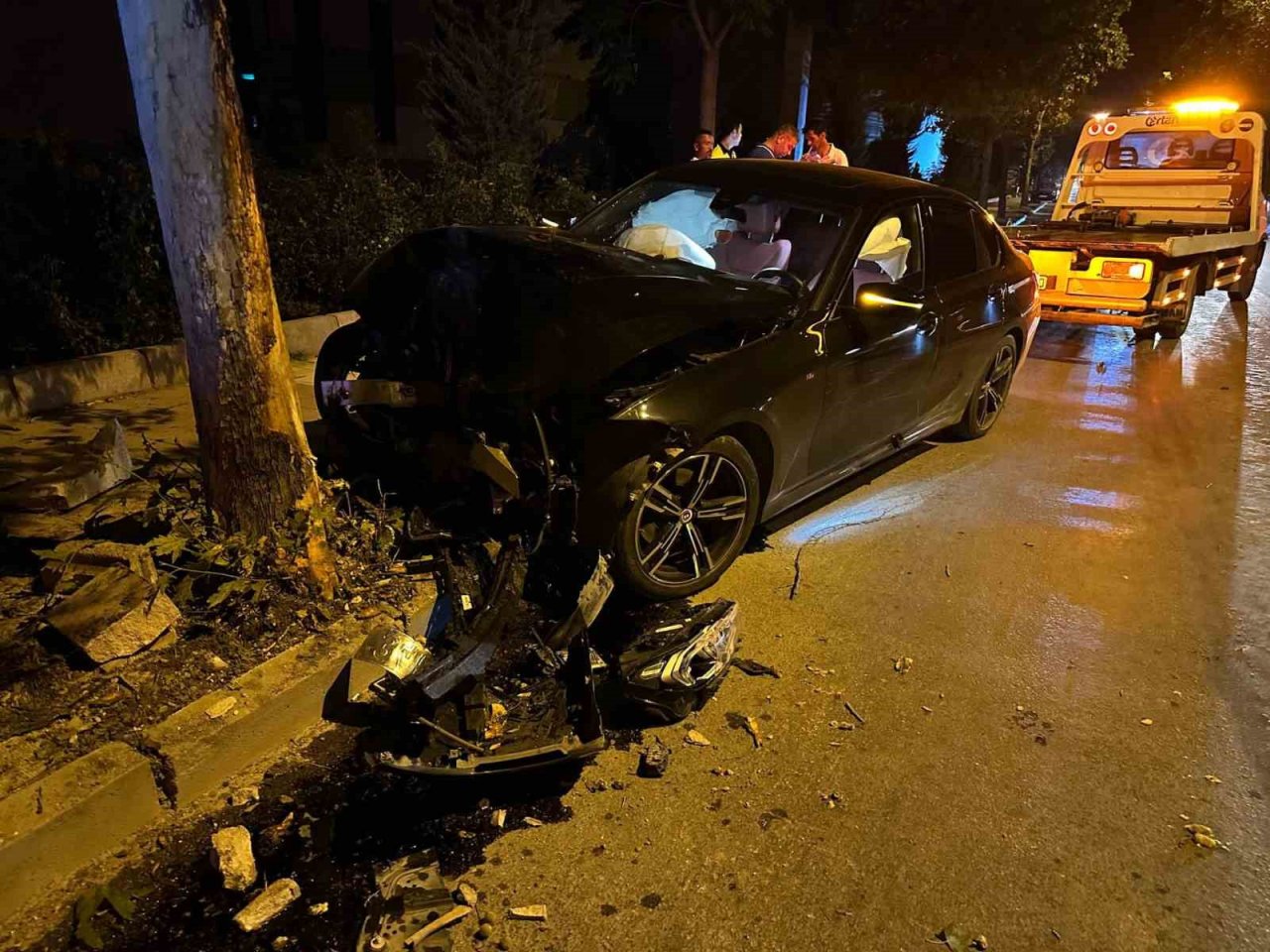 Elazığ’da otomobil ağaca çarptı: 1 yaralı