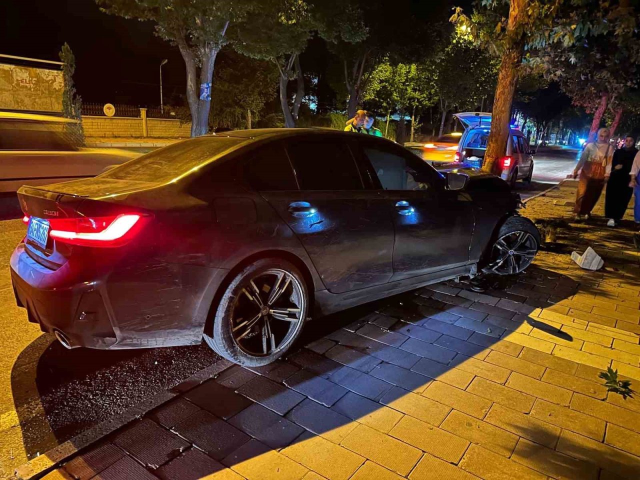 Elazığ’da otomobil ağaca çarptı: 1 yaralı