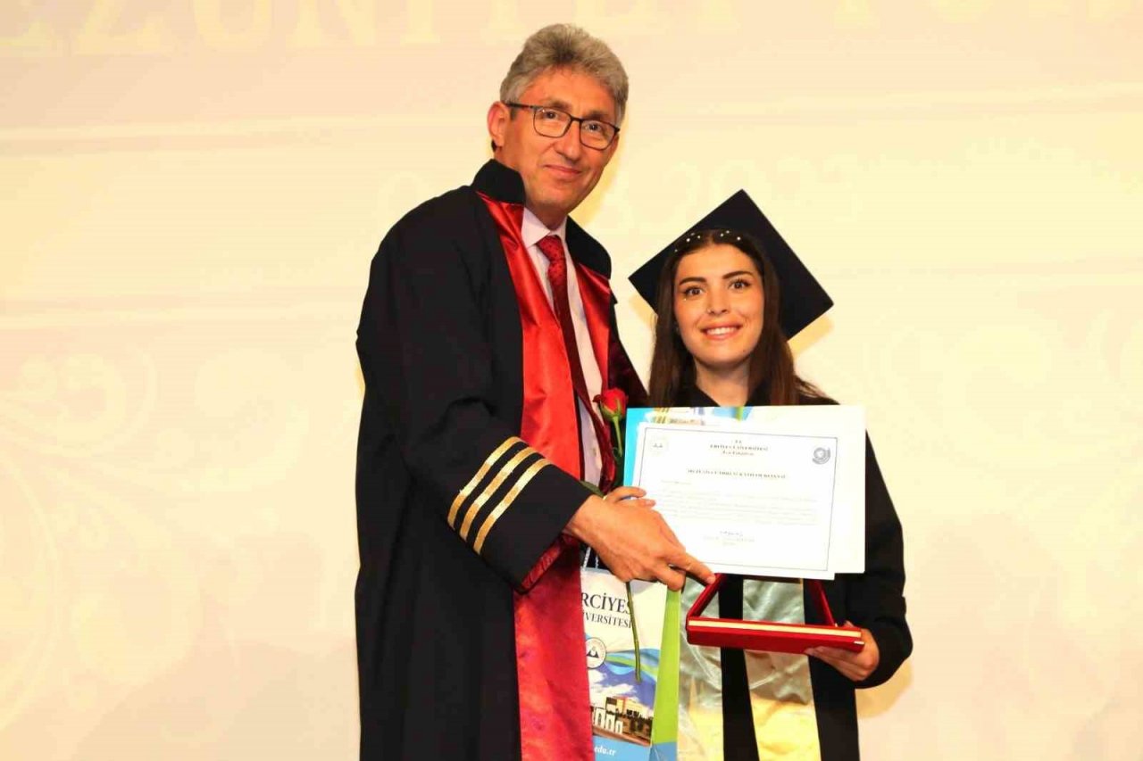 ERÜ Fen Fakültesi 2022-2023 Mezunlarını Verdi