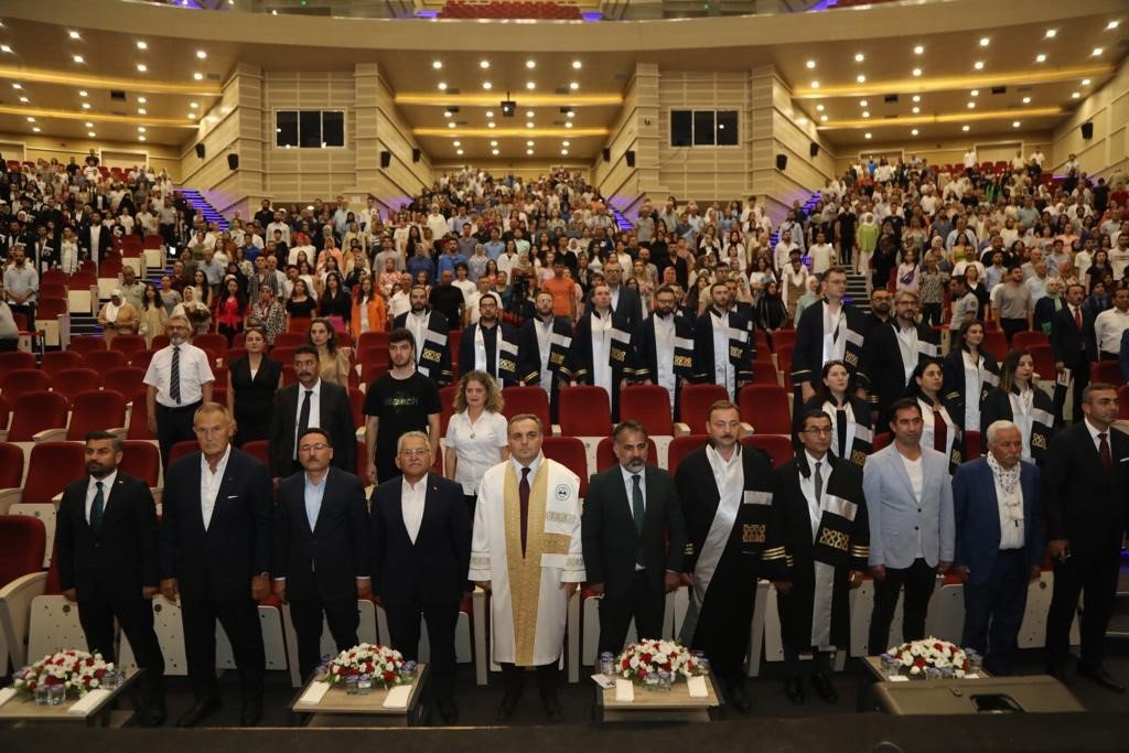 Erciyes Üniversitesi İletişim Fakültesi 17. dönem mezunlarını verdi