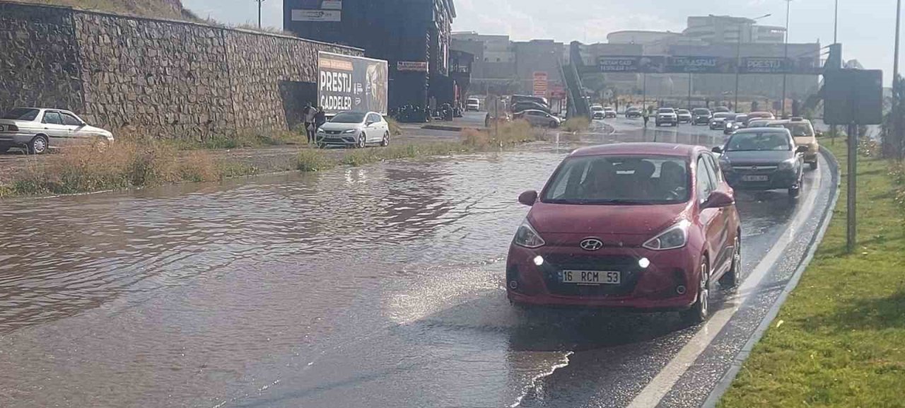 Erzurum’da yağmur sele dönüştü