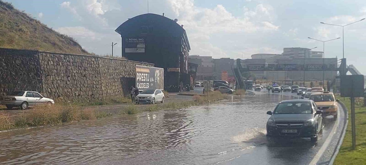 Erzurum’da yağmur sele dönüştü