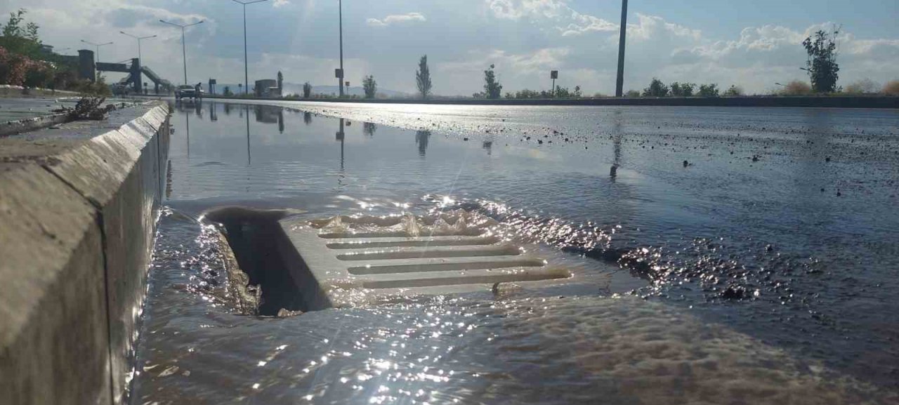 Erzurum’da yağmur sele dönüştü